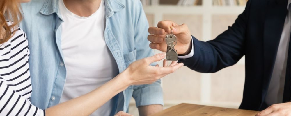 Handing-over-keys-1000x400.jpg